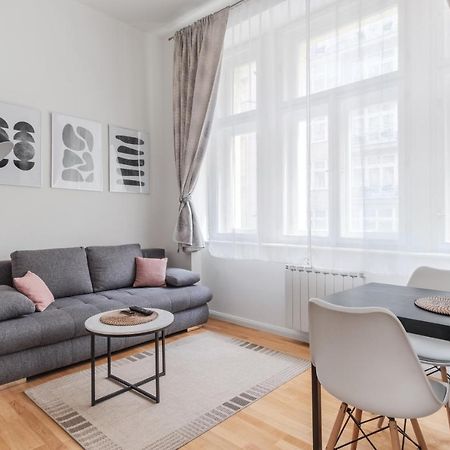 Luminous Apartment For 2 Near Wenceslas Square By Prague Days Bagian luar foto