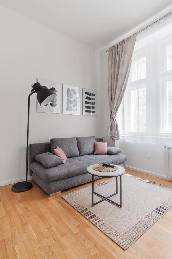 Luminous Apartment For 2 Near Wenceslas Square By Prague Days Bagian luar foto